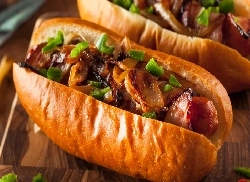 Hot-dog grillé aux oignons caramélisés