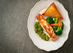 Saumon grillé au pesto et ses légumes colorés